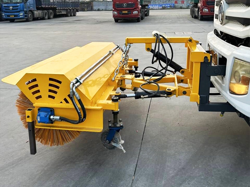 內(nèi)蒙古高速，上線凱信掃雪滾和推雪鏟，大大提高除雪效率